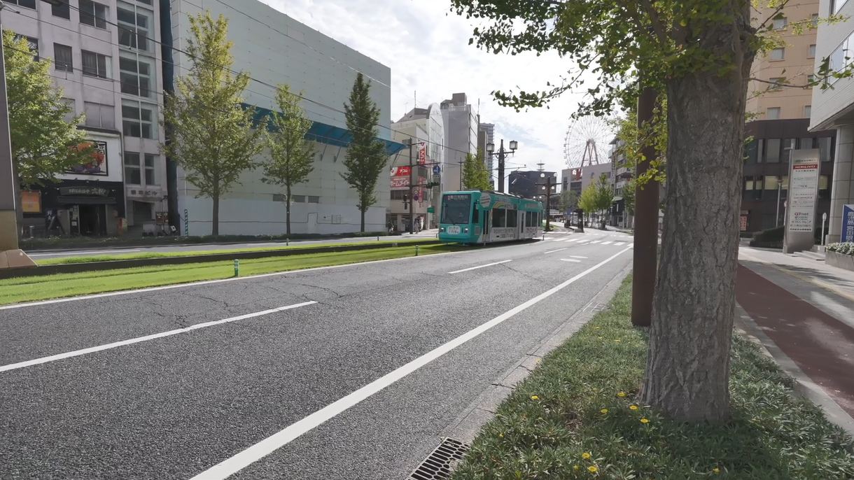 ラッピング電車「鹿児島労働局就活のミカタ号」